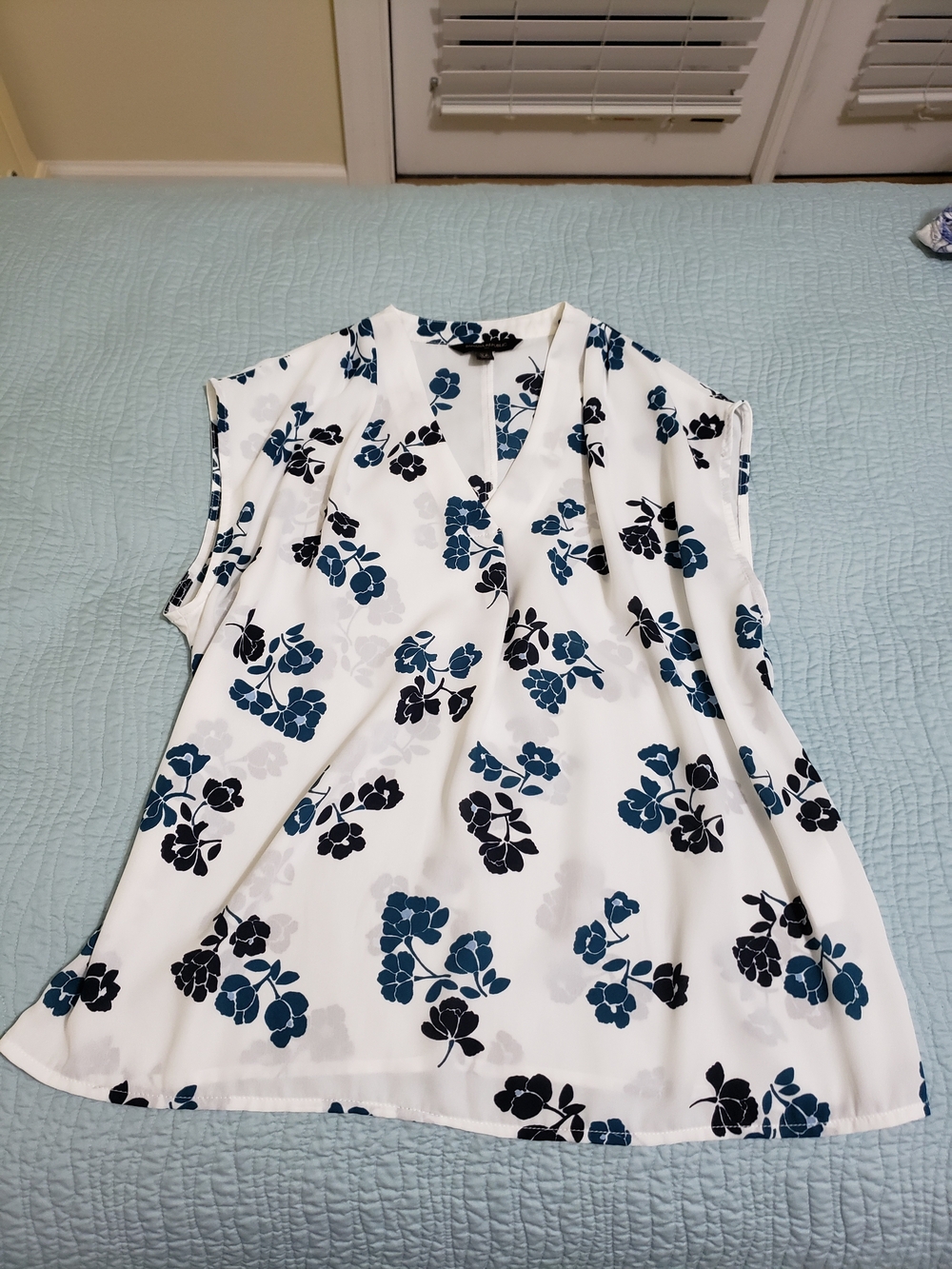 Banana Republic White Floral V-Neck Cap-Sleeve Blouse with Blue & Black Print SP